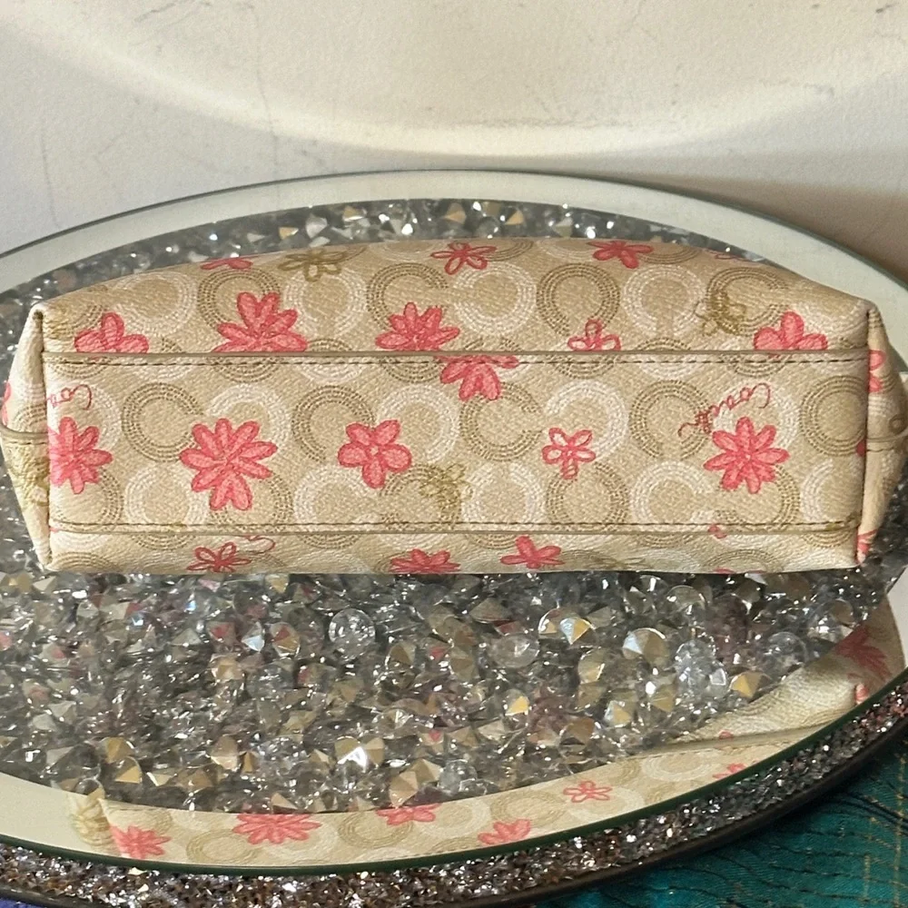 VGUC Coach cosmetic or makeup bagfrom the Daisy Signature Floral collection. - Picture 3 of 7